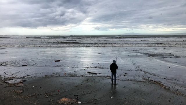 台風のあとの鎌倉・材木座海岸