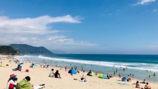 白浜大浜海水浴場でサーフィン