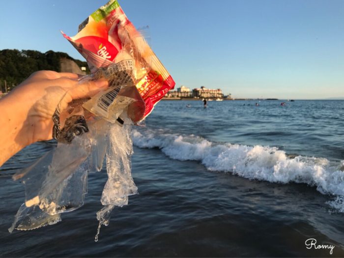 鎌倉の材木座海岸にあったプラスチックごみ
