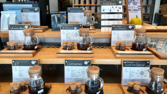 店内とコーヒー豆