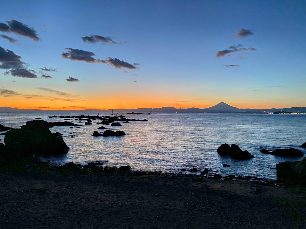 葉山の森戸海岸での夕焼けと富士山