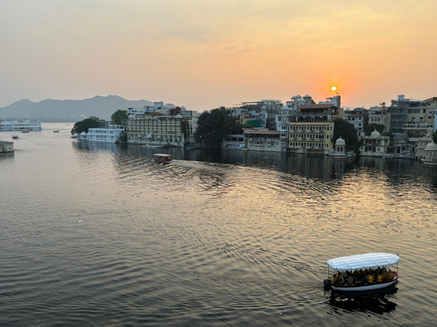 ピチョーラ湖と夕焼け
