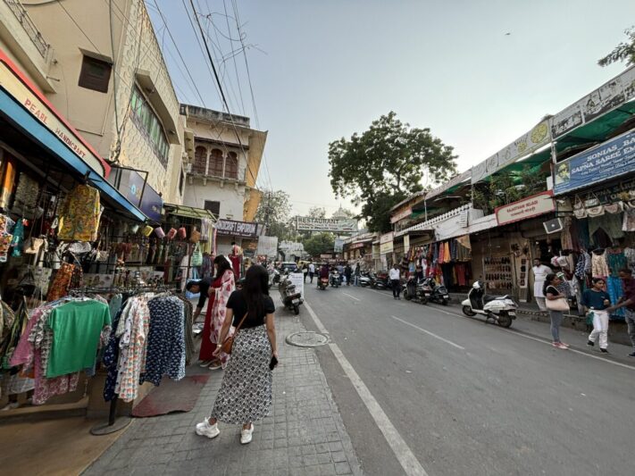 インドのウダイプール旧市街のショップ